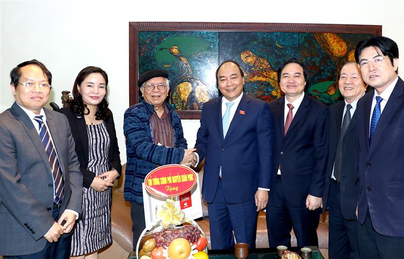 Thủ tướng Nguyễn Xuân Phúc thăm nhà điêu khắc Tạ Quang Bạo - Ảnh: VGP/Quang Hiếu