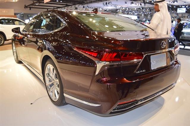 Lexus LS 2018 hiện đã có thể đặt mua tại UAE trên trang web của Al-Futtaim Motors với mức giá khởi điểm từ AED 310.000 (tương đương 1,92 tỷ đồng).