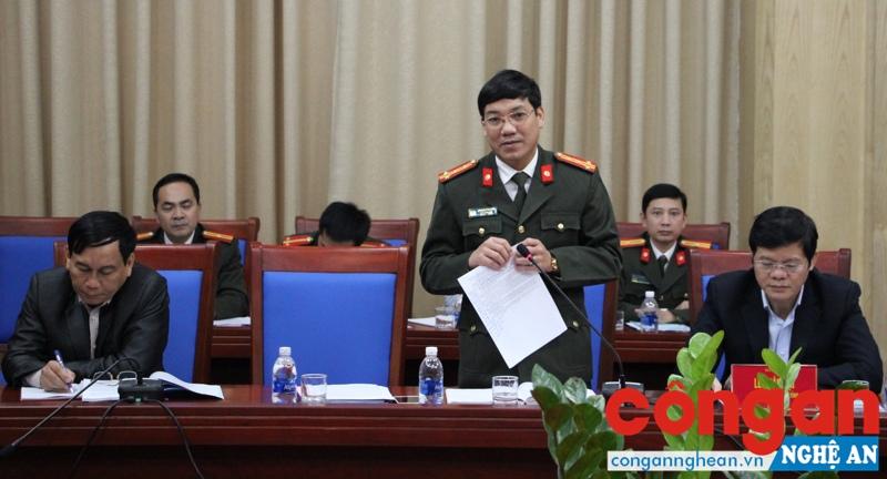 Đồng chí Đại tá Lê Khắc Thuyết – Phó Giám đốc Công an tỉnh báo cáo tóm tắt công tác PCTP ở Nghệ An năm 2017