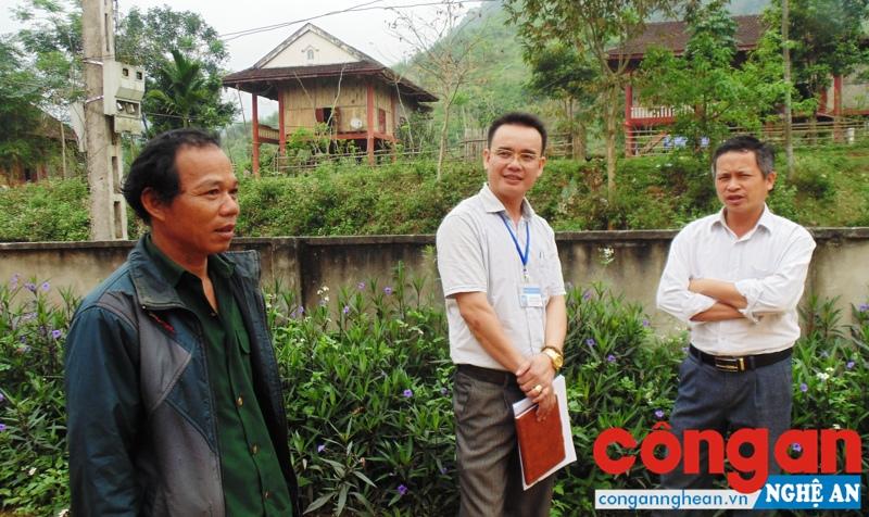 Phó Bí thư Chi bộ bản Thạch Sơn La Giang Sơn (ngoài cùng bên trái) trao đổi với cán bộ xã Thạch Ngàn về khó khăn trong phát triển đảng viên