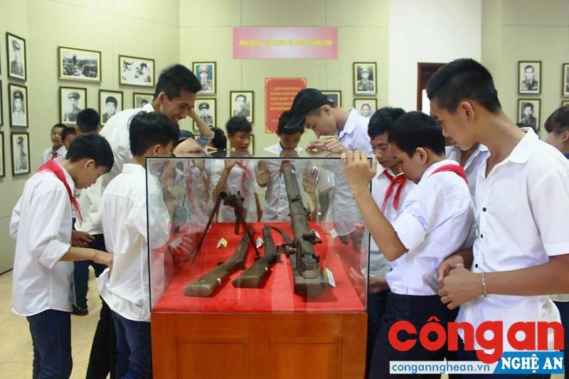 Học sinh thích thú với những hiện vật được trưng bày trong phong trào Xô Viết Nghệ Tĩnh tại Bảo tàng Xô Viết Nghệ Tĩnh