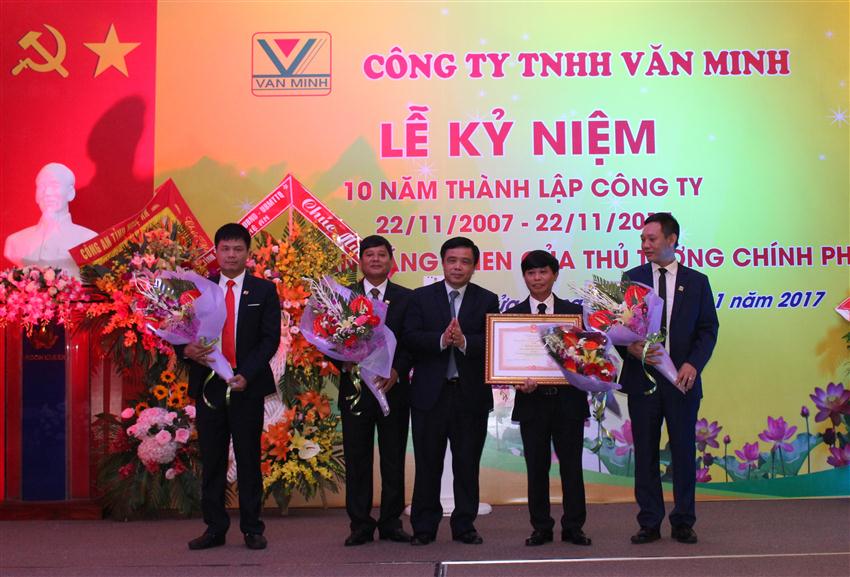 Tại buổi lễ, thừa ủy quyền của Thủ tướng Chính phủ, đồng chí Huỳnh Thanh Điền trao Bằng khen của Thủ tướng Chính phủ cho Công ty TNHH Văn Minh