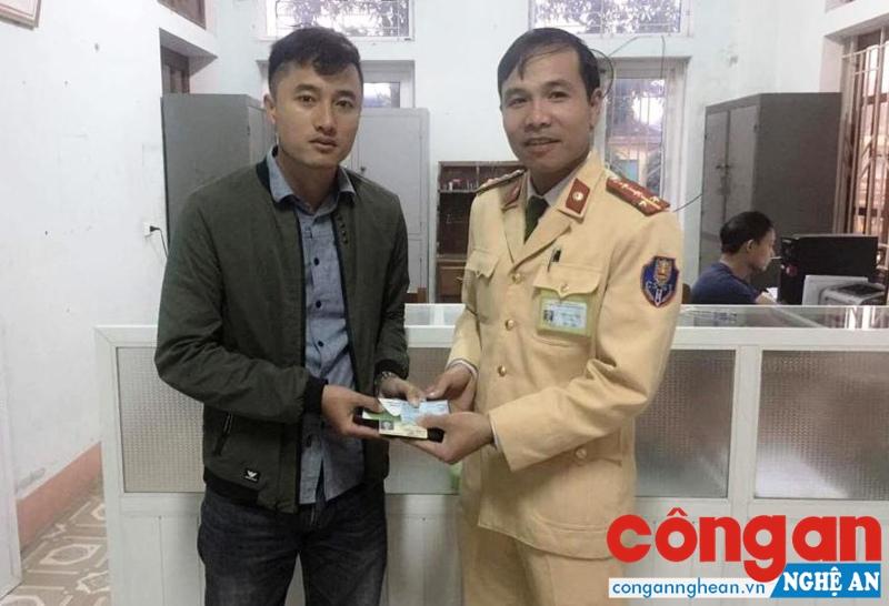 Đại úy Đàm Văn Linh trao trả tài sản cho anh Quyền tại Trụ sở Trạm Cảnh sát Giao thông Diễn Châu