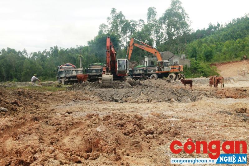 Đã quá thời hạn UBND huyện Quỳnh Lưu cho phép nhưng việc khai thác đất tại xã Quỳnh Lâm vẫn diễn ra? 