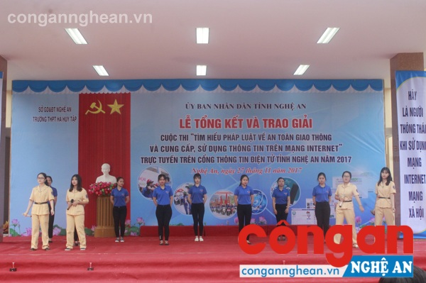 Tiết mục văn nghệ chào mừng của học sinh Trường THPT Hà Huy Tập- TP Vinh