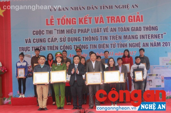 Đồng chí Huỳnh Thanh Điền- Phó Chủ tịch UBND tỉnh trao giải nhất cho các thí sinh đạt giải tại 4 tuần thi