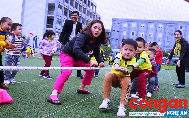 Các cháu Trường Mầm non Việt Anh (một trường ngoài công lập ở TP Vinh) tham gia trò chơi kéo co tại Hội thao do trường tổ chức