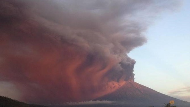 Hình ảnh ghi lại núi Agung nhìn từ xa hôm 26-11. Ảnh: Reuters