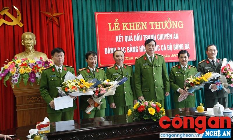 Đại tá Bùi Đình Quang – PGĐ công an tỉnh  trao thưởng cho ban chuyên án