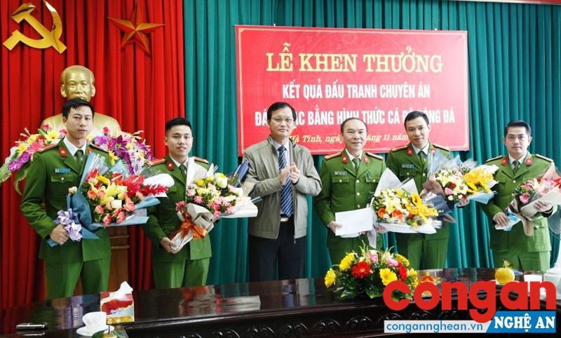 Đồng chí Nguyễn Văn Huyên - UVBTV, trưởng Ban Nội chính Tỉnh ủy trao thưởng cho Ban chuyên án
