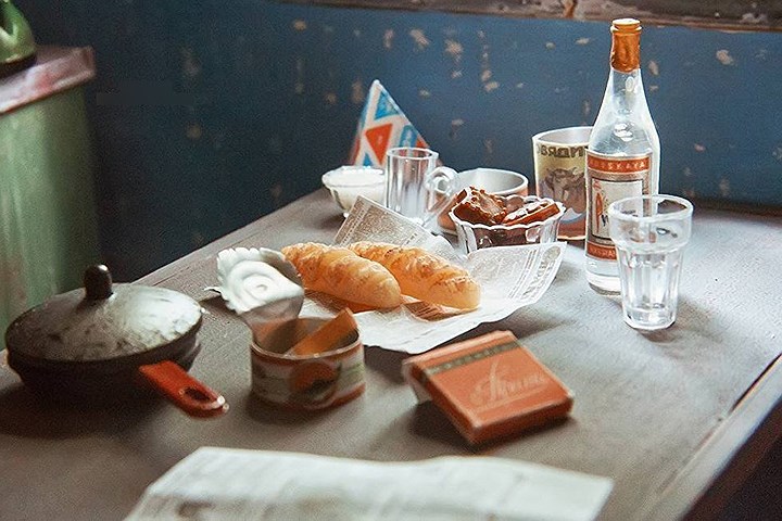 Mô hình thu nhỏ của các món ăn thời đó: một bát cá, một hộp sữa hình kim tự tháp, một hộp thịt bò và một chai Vodka Nga. Ngoài ra, còn có một gói thuốc lá Prima.