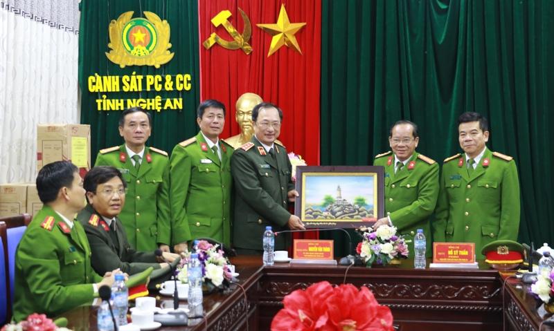 Thứ trưởng Nguyễn Văn Thành tặng quà lưu niệm cho Cảnh sát PC&CC tỉnh