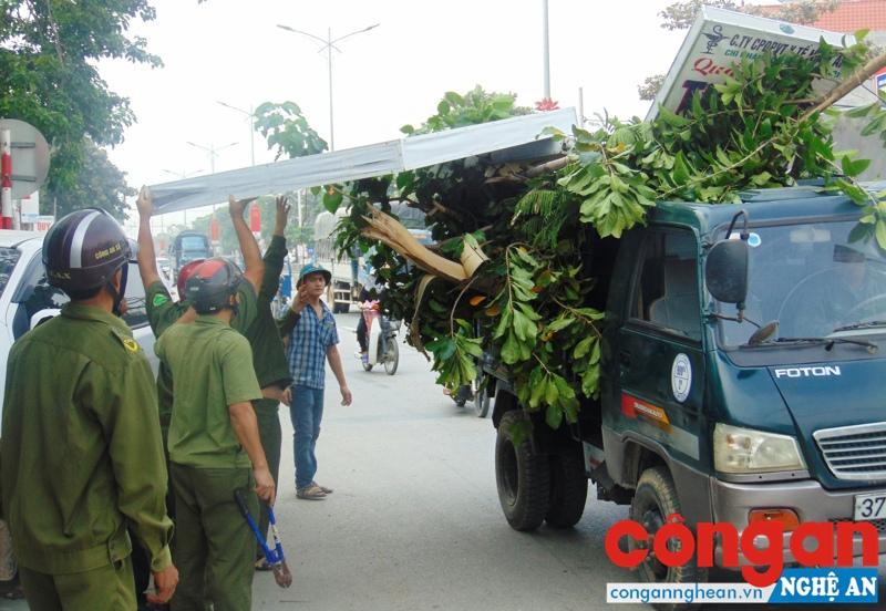 Lực lượng chức năng huyện Quỳnh Lưu ra quân tháo dỡ các trường hợp vi phạm, lấn chiếm hành lang ATGT