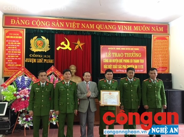 Đồng chí Lang Văn Minh- Phó Chủ tịch UBND huyện Quế Phong chúc mừng, khen thưởng Ban chuyên án