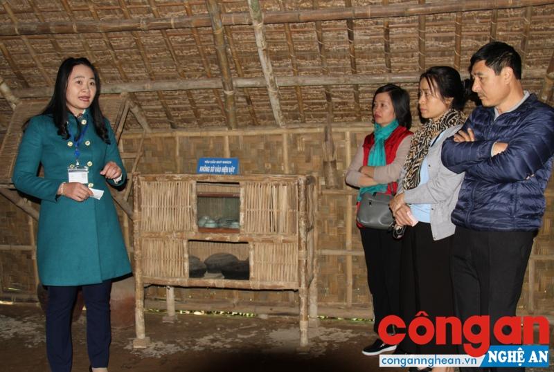 Thuyết minh viên Khu Di tích Kim Liên, huyện Nam Đàn, tỉnh Nghệ An kể lại những kỷ niệm thời thơ ấu của Bác Hồ cho đoàn du khách Lâm Đồng