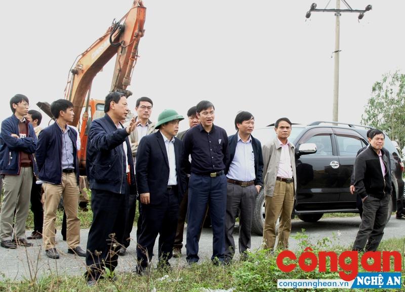 Đồng chí Huỳnh Thanh Điền, Phó Chủ tịch UBND tỉnh trực tiếp kiểm tra tiến độ thi công dự án Đại lộ Vinh - Cửa Lò