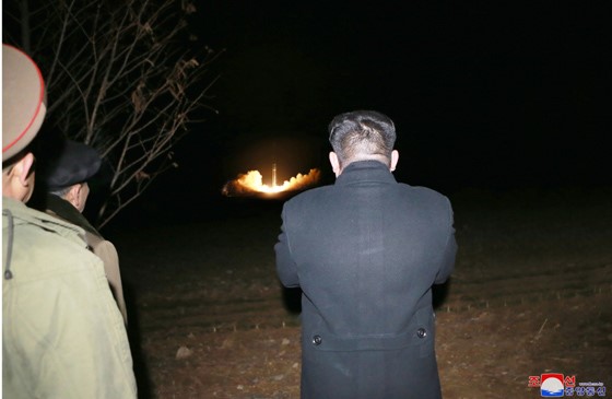 Kim Jung Un phát lệnh kích hoạt tên lửa