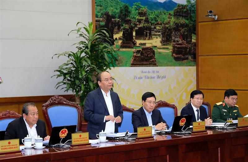 Thủ tướng Nguyễn Xuân Phúc chủ trì phiên họp Chính phủ thường kỳ tháng 11/2017. Ảnh: VGP/Quang Hiếu