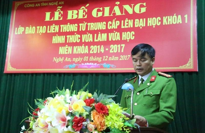 Đại tá PGS-TS Nguyễn Đắc Hoan, Phó Giám đốc Học viện CSND ghi nhận và biểu dương những thành tích của các học viên đạt được trong khóa học vừa qua