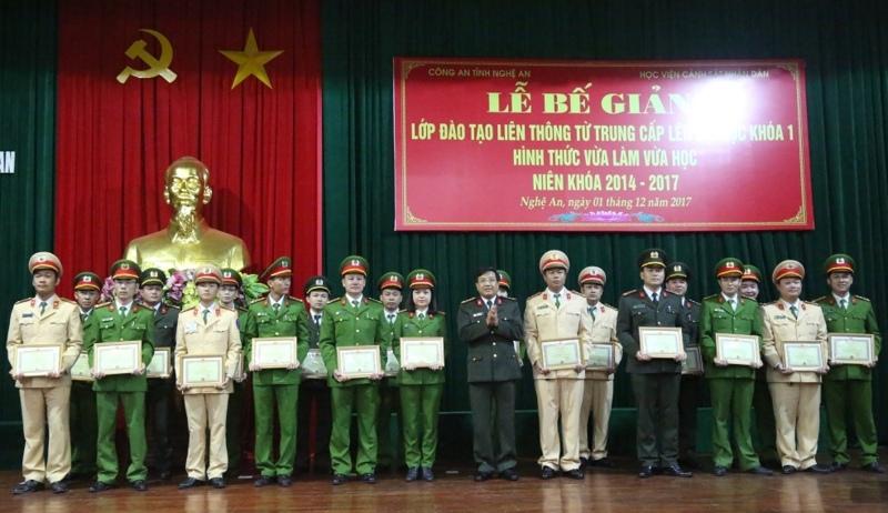 Đại tá Hồ Văn Tứ, Phó Giám đốc Công an tỉnh trao Giấy khen của Giám đốc Học viện CSND cho 20 học viên có thành tích xuất sắc