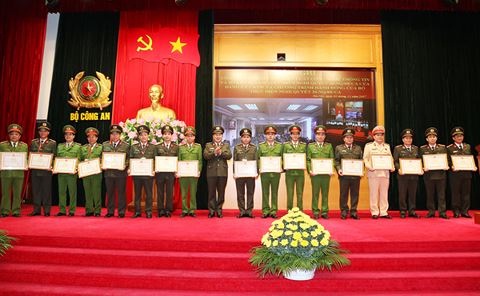 Trung tướng Bùi Văn Thành trao Bằng khen cho các cá nhân có thành tích trong triển khai Luật Công nghệ thông tin và Nghị quyết số 26 của Bộ Công an