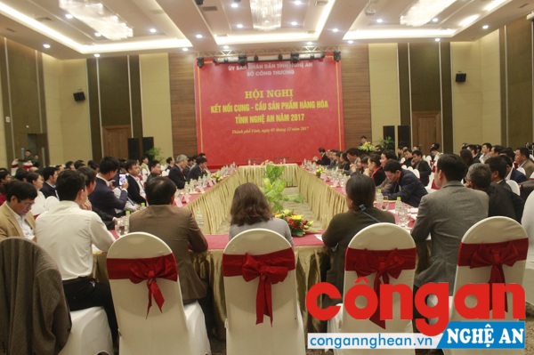 Đông đảo đại biểu và các doanh nghiệp, hợp tác xã tham dự hội nghị cung cầu sản phẩm hàng hóa tại Nghệ An