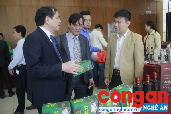 Lãnh đạo Sở Công Thương và Sở KH-CN tìm hiểu sản phẩm tại gian hàng huyện Quế Phong