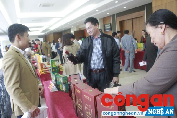 Nhiều sản phẩm hàng hóa tham gia trưng bày từ hội viên Hội Nông dân tỉnh