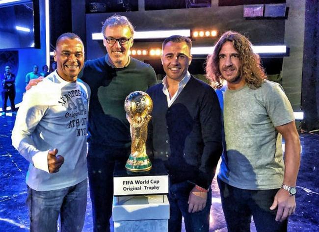 Cafu, Blanc, Cannavaro, Puyol, 4 hậu vệ huyền thoại tề tựu bên cạnh chiếc cúp thế giới