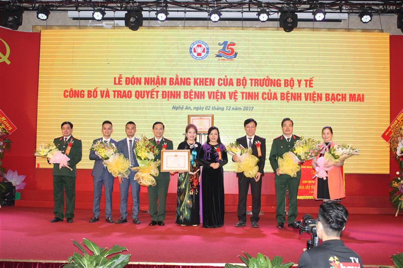 Bộ trưởng Bộ Y tế Nguyễn Thị Kim Tiến trao Bằng khen cho Bệnh viện đa khoa Cửa Đông