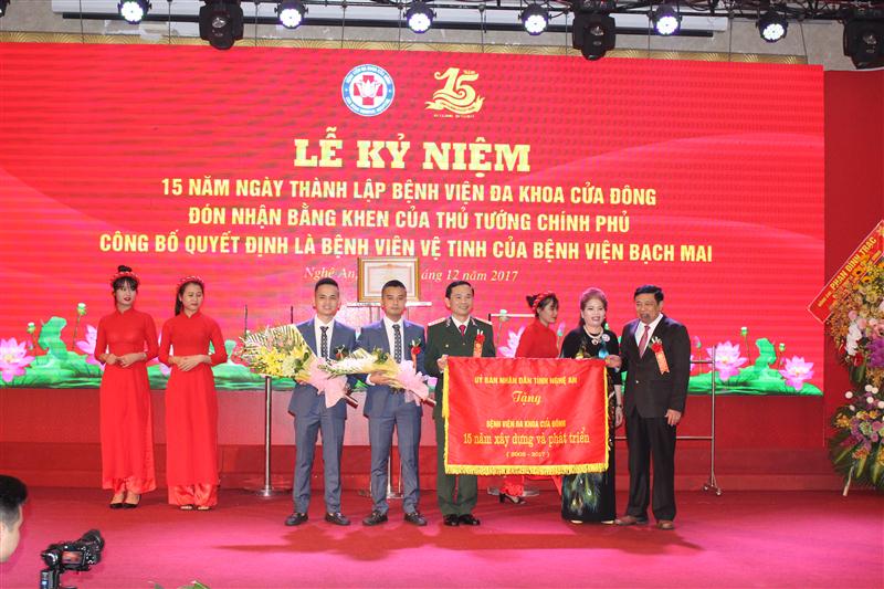 Đại diện lãnh đạo tỉnh Nghệ An trao bức trướng cho Bệnh viện