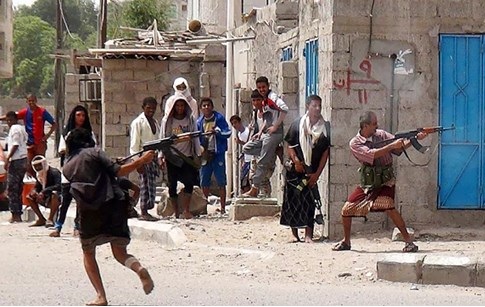 Đọ súng ác liệt trên đường phố Yemen. (Ảnh: Reuters)