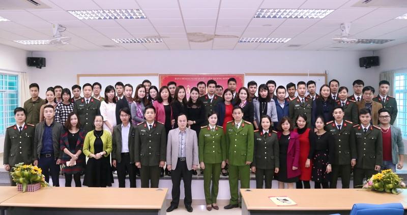 Các giáo viên, học viên và lãnh đạo Cục chính trị CS, lãnh đạo Công an tỉnh Nghệ An chụp ảnh lưu niệm