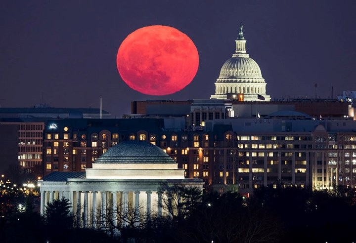 Siêu trăng xảy ra khi Mặt trăng tiến gần nhất tới Trái đất khiến Mặt trăng to và sáng hơn hẳn so với bình thường. Trên ảnh là siêu trăng trên bầu trở thủ đô Washington D.C. Ảnh: EPA