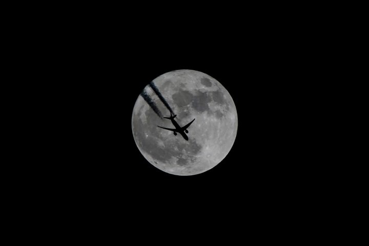 Máy bay lướt qua siêu trăng ở Van, Thổ Nhĩ Kỳ. Ảnh Anadolu Agency