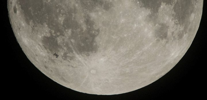 Trạm Vũ trụ Quốc tế ISS bay ngang qua siêu trăng.