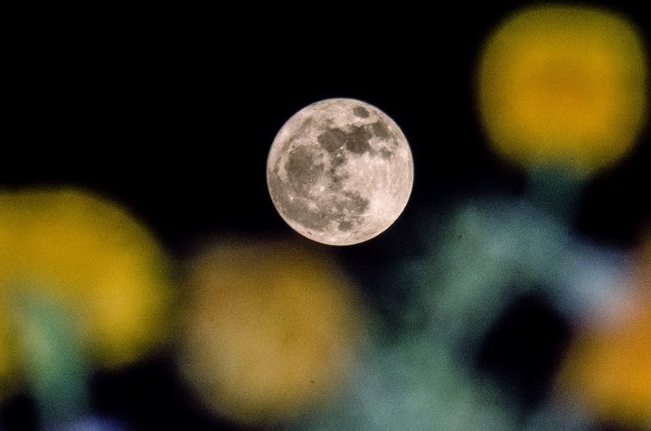 Siêu trăng ở Srinagar tại khu vực Kasshmir do Ấn Độ kiểm soát. Ảnh Getty Images