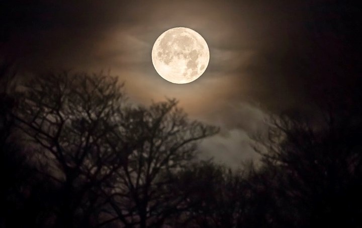Siêu trăng ở Huddersfield hồi tháng 12 có độ sáng tới hơn 30% và to hơn 14% so với mức thông thường. Ảnh: PA