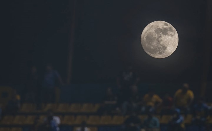 Siêu trăng trên sân vận động Monterrey, Mexico. Ảnh: EPA