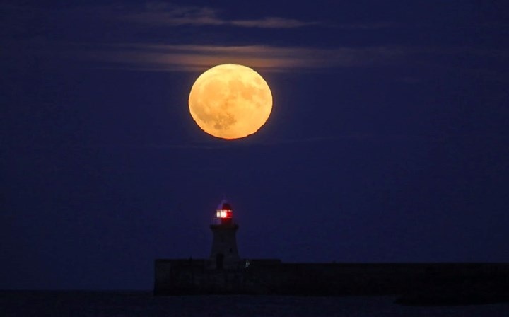 Siêu trăng trên ngọn hải đăng ở South Shields Tyn & Wear, Anh. Ảnh: PA