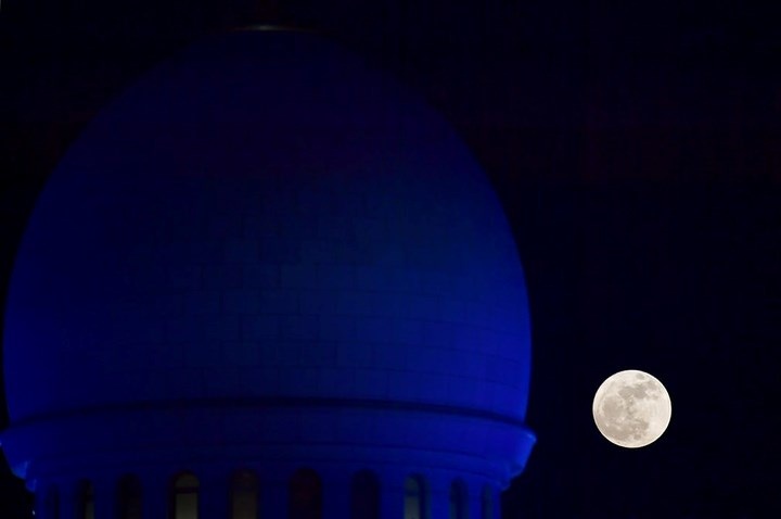  Siêu trăng trên đỉnh Đại Giáo đường Hồi giáo Sheikh Zayed ở thủ đô Abu Dhabi của UAE. Ảnh: AFP 