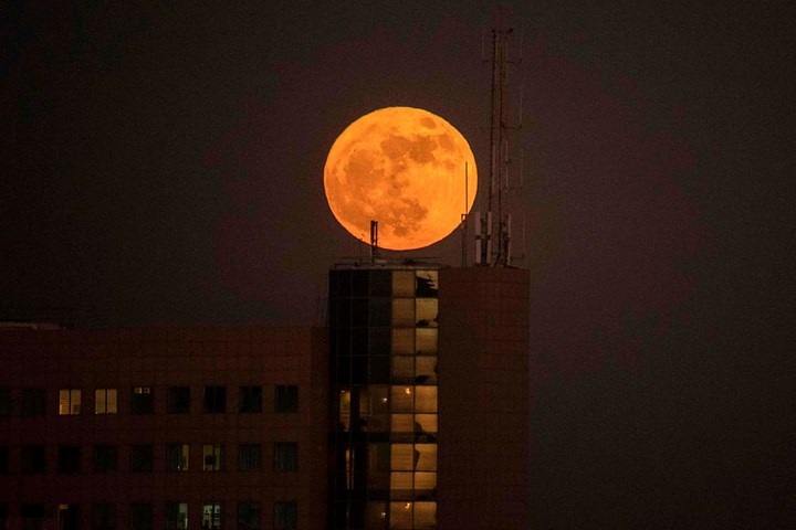 Siêu trăng tại Netanya, Israel. Ảnh: AFP