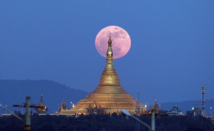 Siêu trăng mọc phía sau chùa Uppatasanti, thủ đô Naypyidaw, Myanmar. Ảnh: AP