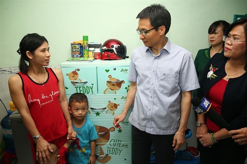 Phó Thủ tướng Vũ Đức Đam thăm gia đình công nhân tại khu trọ ở khu phố 3, phường Long Bình. Ảnh: VGP/Đình Nam