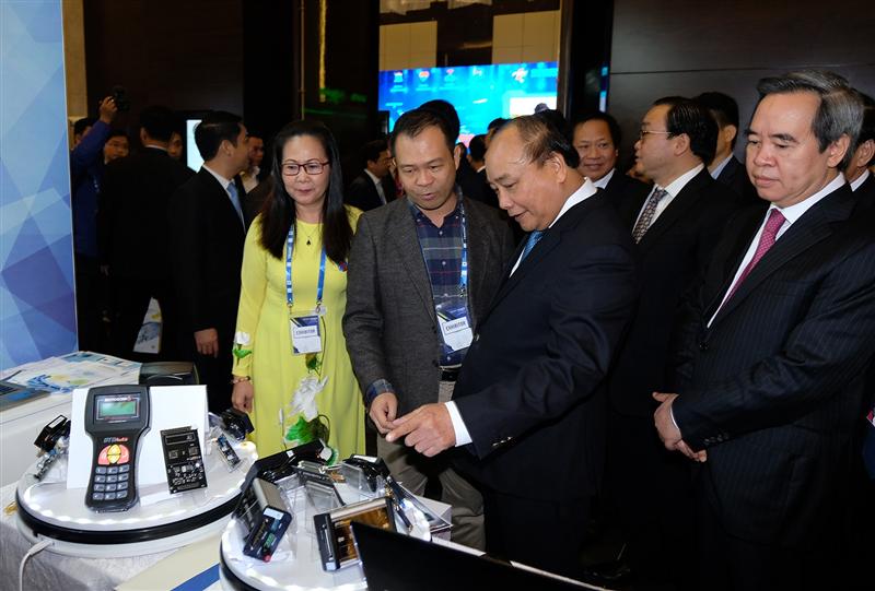 Thủ tướng thăm các gian hàng công nghệ tại hội thảo-triển lãm. Ảnh: VGP/Quang Hiếu