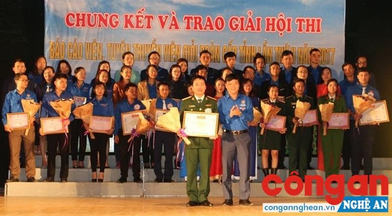 Đồng chí Phạm Tuấn Vinh, Bí thư Tỉnh đoàn trao giải Nhất cho thí sinh Nguyễn Quang Kiên