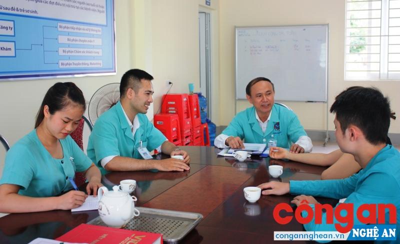 Bác sĩ Phòng khám bác sĩ gia đình Nghệ An tiếp khách hàng đến đăng ký các gói dịch vụ chăm sóc sức khỏe tại nhà