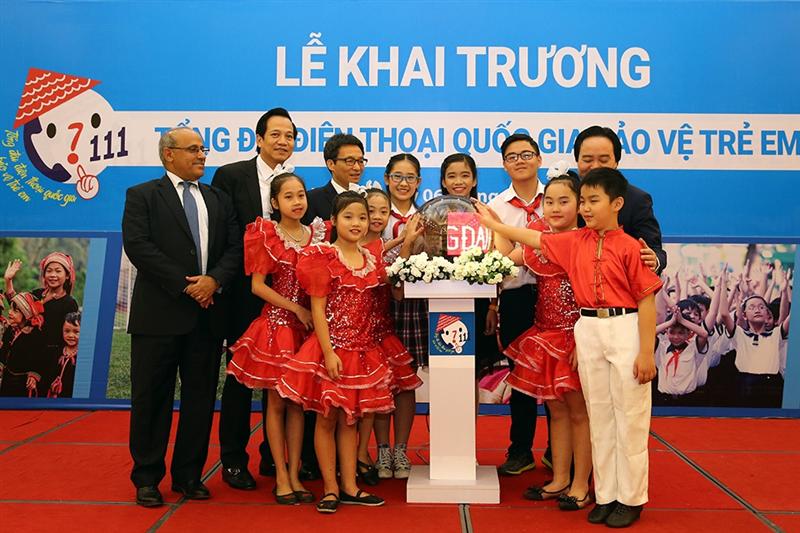 Phó Thủ tướng Vũ Đức Đam cũng các em thiếu nhi Hà Nội dự nghi lễ khai trương Tổng đài điện thoại quốc gia bảo vệ trẻ em. Ảnh: VGP/ Đình Nam