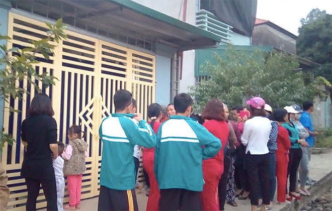 Người dân theo dõi vụ án tại nhà anh Thuận.