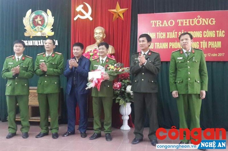Đồng chí Hoàng Phú Hiền, Chủ tịch UBND TX Thái Hòa trao thưởng cho Công an thị xã